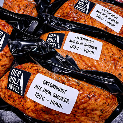 Vakuumierte Entenbrust aus dem Smoker mit Etikett der Metzgerei Der Holzapfel, Zubereitung 120 Grad 14 Minuten