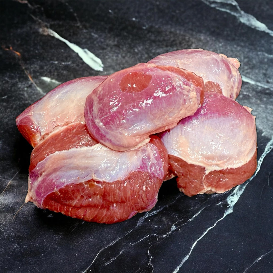 Schweinebäckle sauber pariert auf Schieferplatte – Premium Schweinefleisch zum Schmoren von Metzgerei Holzapfel