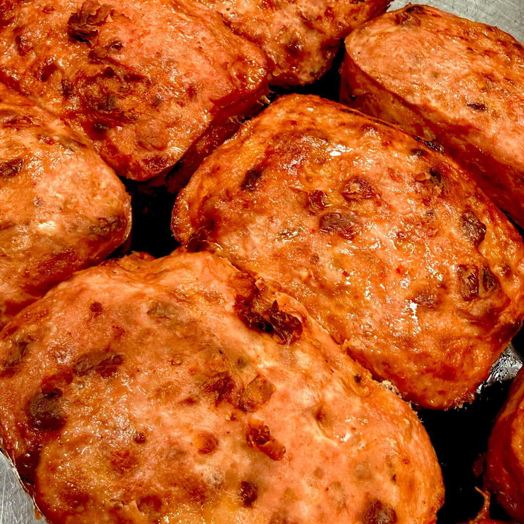 Tomate Mozzarella Fleischkäse mit echtem Mozzarella und sonnengereiften Tomaten. Mediterran, saftig, einfach in den Ofen. Jetzt bestellen!