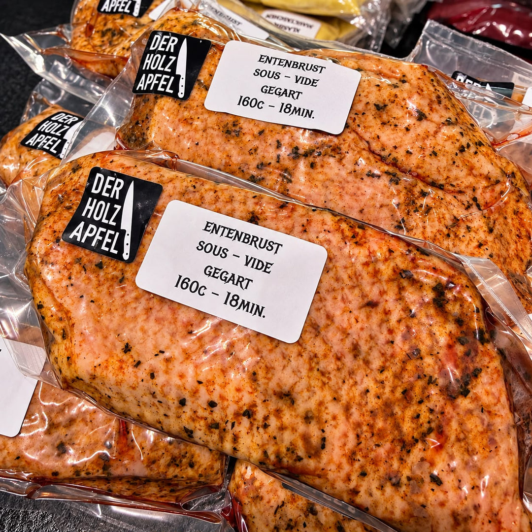 Vakuumierte Entenbrust sous-vide gegart mit Etikett der Metzgerei Der Holzapfel
