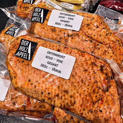 Vakuumierte Entenbrust sous-vide gegart mit Etikett der Metzgerei Der Holzapfel
