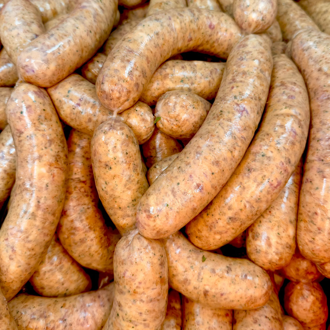 Zwiebelkuchen Griller – rohe Bratwürste mit Röstzwiebeln und Bacon der Metzgerei Holzapfel Mössingen